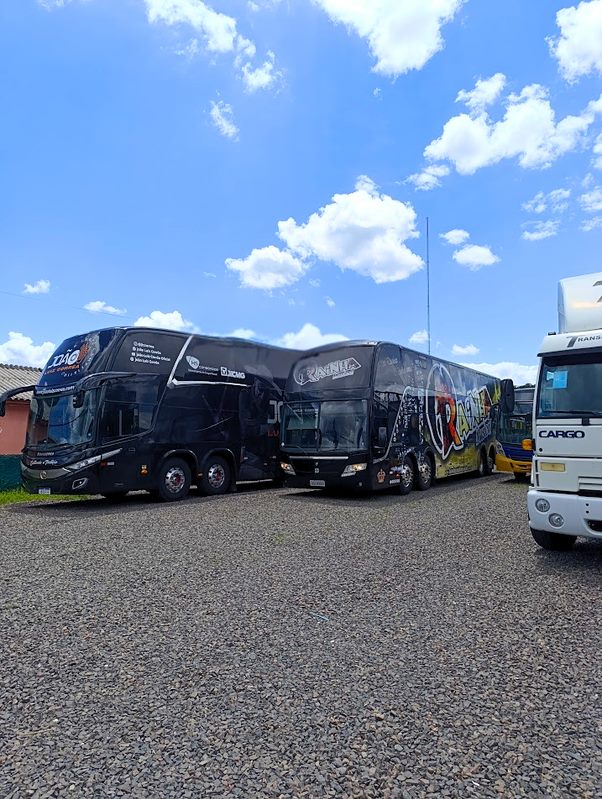Ônibus no pátio da EAS